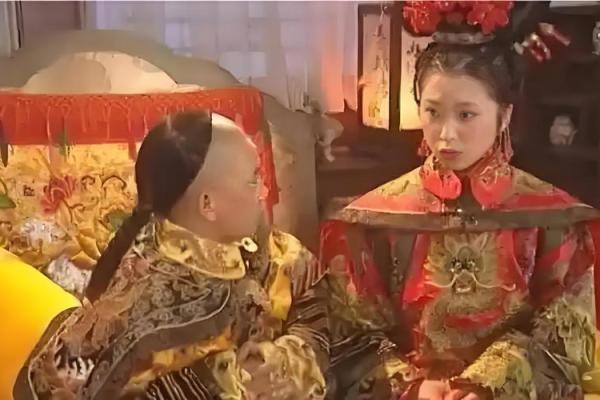 康熙帝拿出弘历的八字，相士看后：若女必为娼，若男必为皇