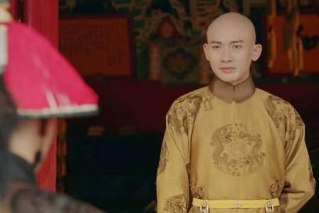 康熙帝拿出弘历的八字，相士看后：若女必为娼，若男必为皇