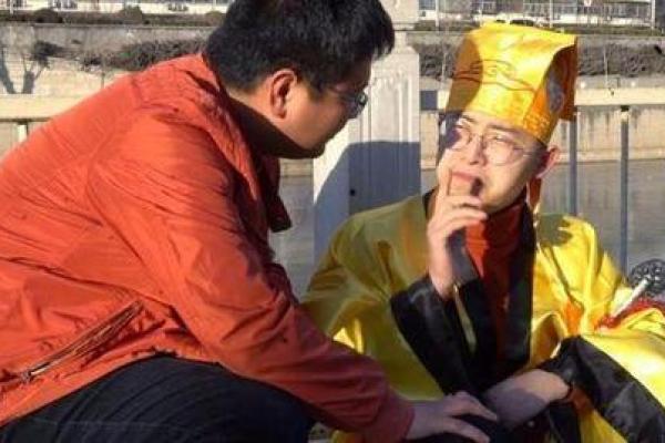 四川算命先生被当街捅死，凶手被捕后大怒：他算得太准，害我10年