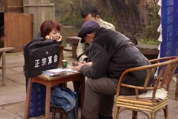 四川算命先生被当街捅死，凶手被捕后大怒：他算得太准，害我10年