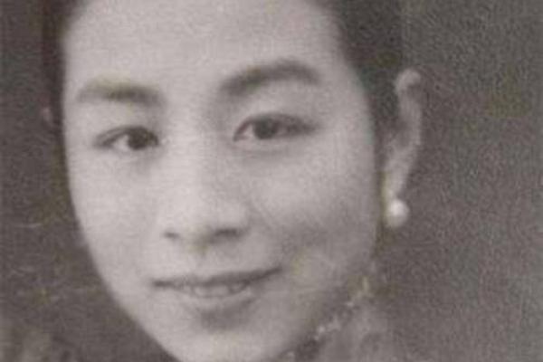 成天在家担心丈夫出轨，八字命带魁罡日坐华盖，婚姻能否携手白头
