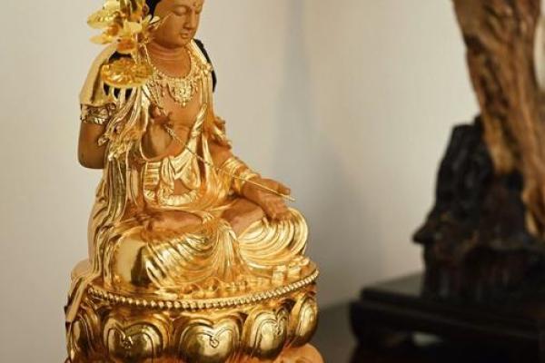 观音菩萨披什么颜色好