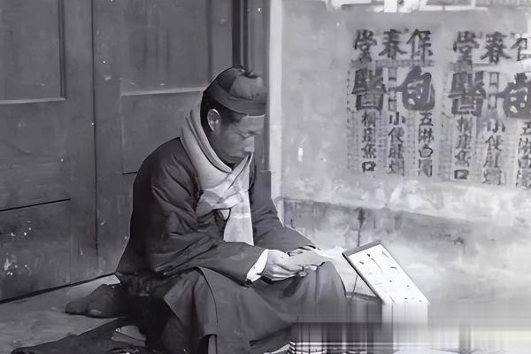 算命先生主动邀请看手相