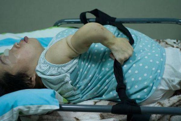 结婚14年怀孕18次，18个孩子个个离奇夭折，医生却说是血型的错