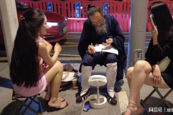 算命先生说七日内必有劫难，小伙子不信，到了第三天晚上真的来了