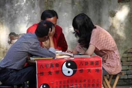 算命先生说七日内必有劫难，小伙子不信，到了第三天晚上真的来了